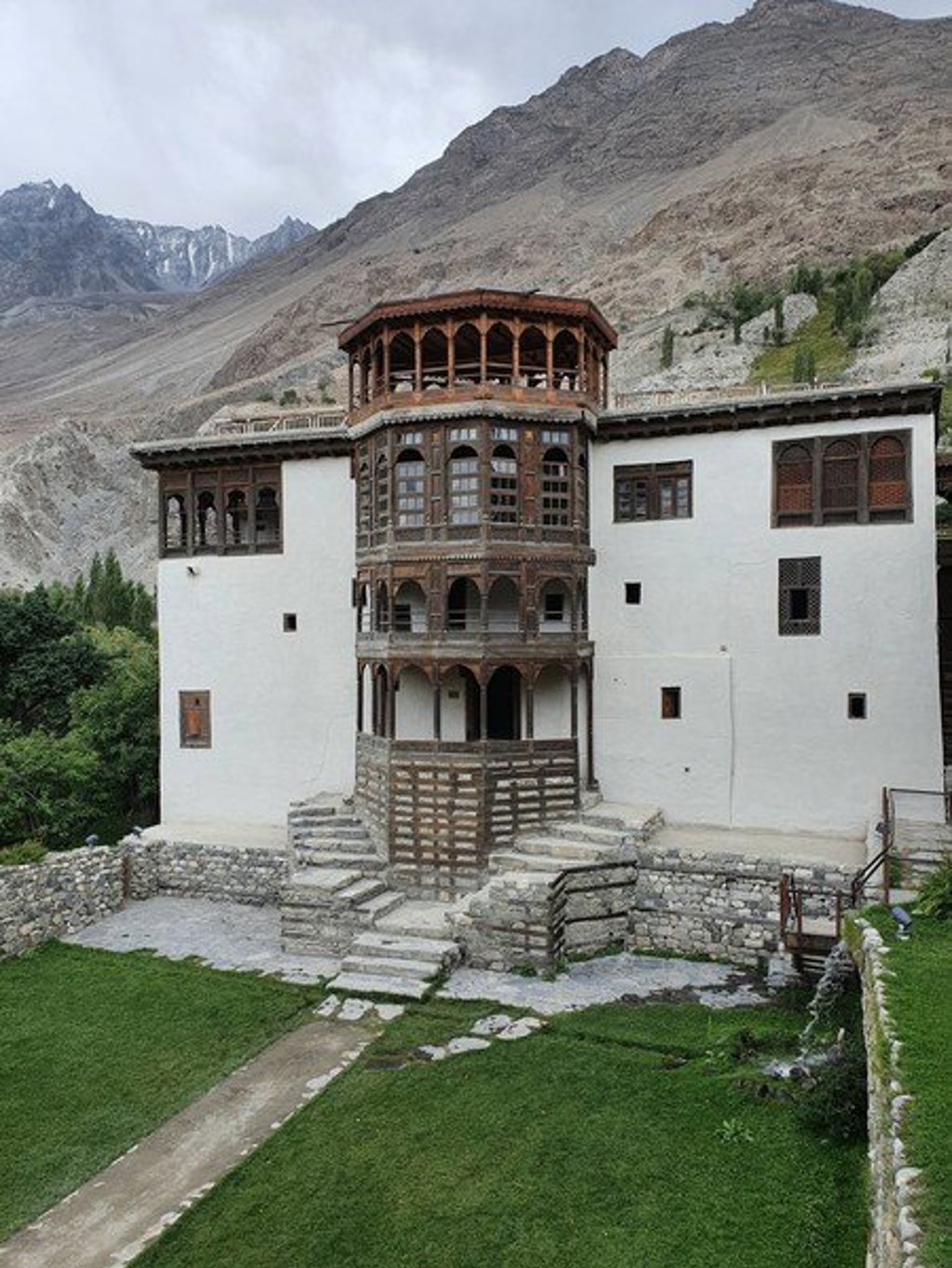 Traditioneel gebouw met houten balkon in de Hunza-vallei, Pakistan.
