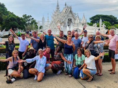 Groepsfoto bij de Witte Tempel (Wat Rong Khun) tijdens Route Thailand.