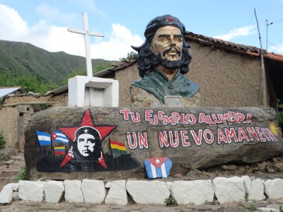 Monument met buste van Che Guevara en muurschildering in Bolivia tijdens de Route Bolivia en Chili.