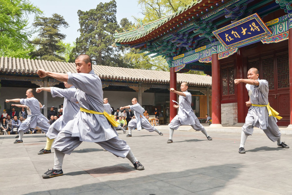 Kungfu-demonstratie door Shaolinmonniken in een tempelcomplex in China.