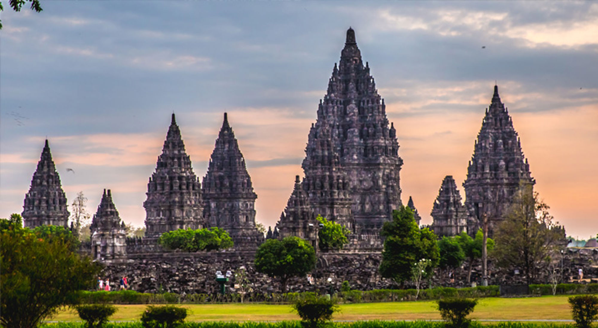 Prambanan-tempelcomplex op Java, Indonesië, met hoge hindoeïstische torens bij zonsondergang.