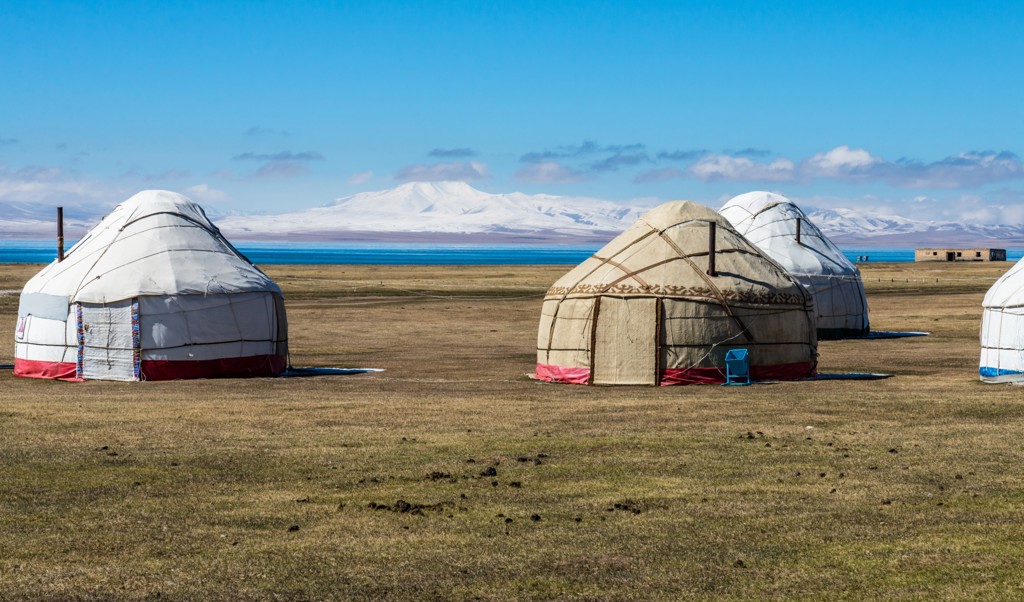 Yurts op de steppe bij een bergmeer in Kirgistan tijdens groepsrondreis wandelen langs de Zijderoute.