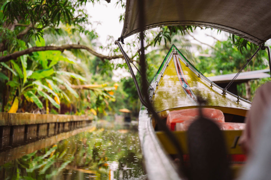 Langstaartboot vaart door een smalle jungleklong tijdens groepsrondreis Thailand Hoogtepunten.