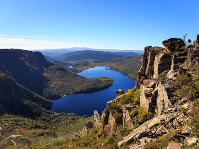 Uitzicht op de Grampians met rotsformaties en een blauw meer in het dal, Australië.