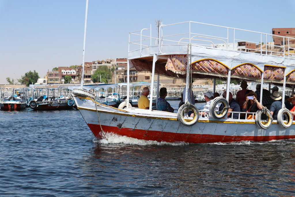 Felucca-boot met reizigers op de Nijl bij Aswan tijdens groepsrondreis Egypte Hoogtepunten.
