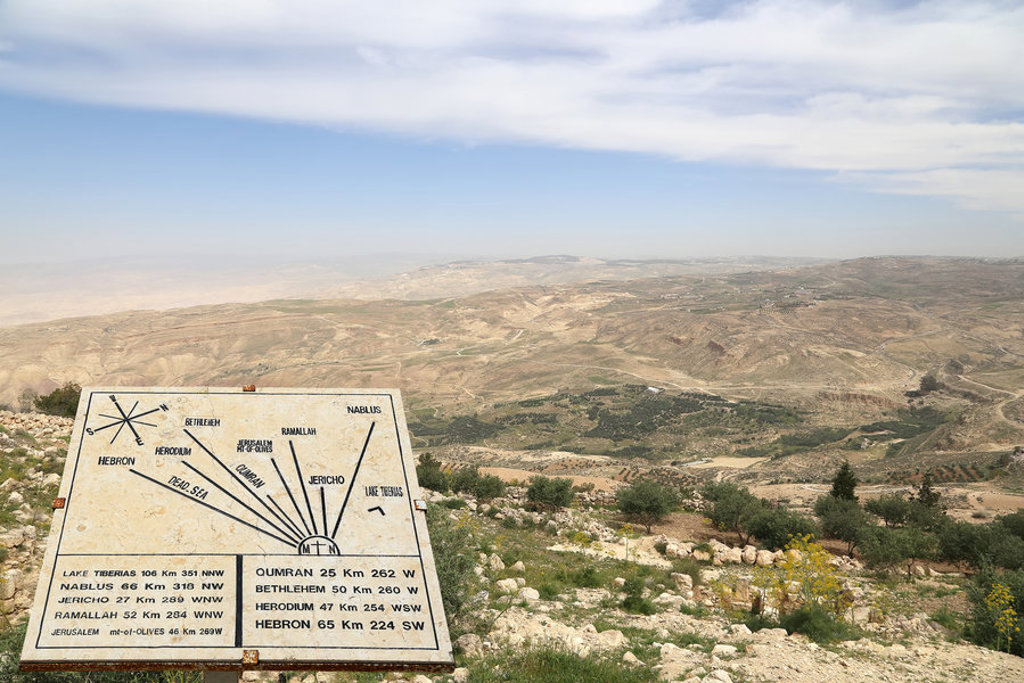 Uitzicht over de Jordaanvallei met wegwijzer naar Jericho en de Dode Zee tijdens een 22-35ers reis Jordanië.