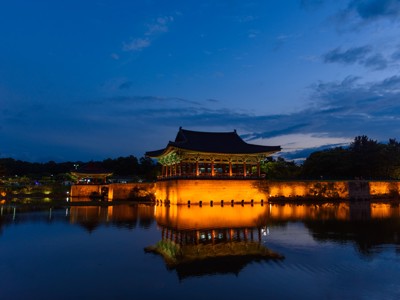 Verlichte Donggung-paleis en Wolji-vijver in Gyeongju bij schemering, Zuid-Korea.