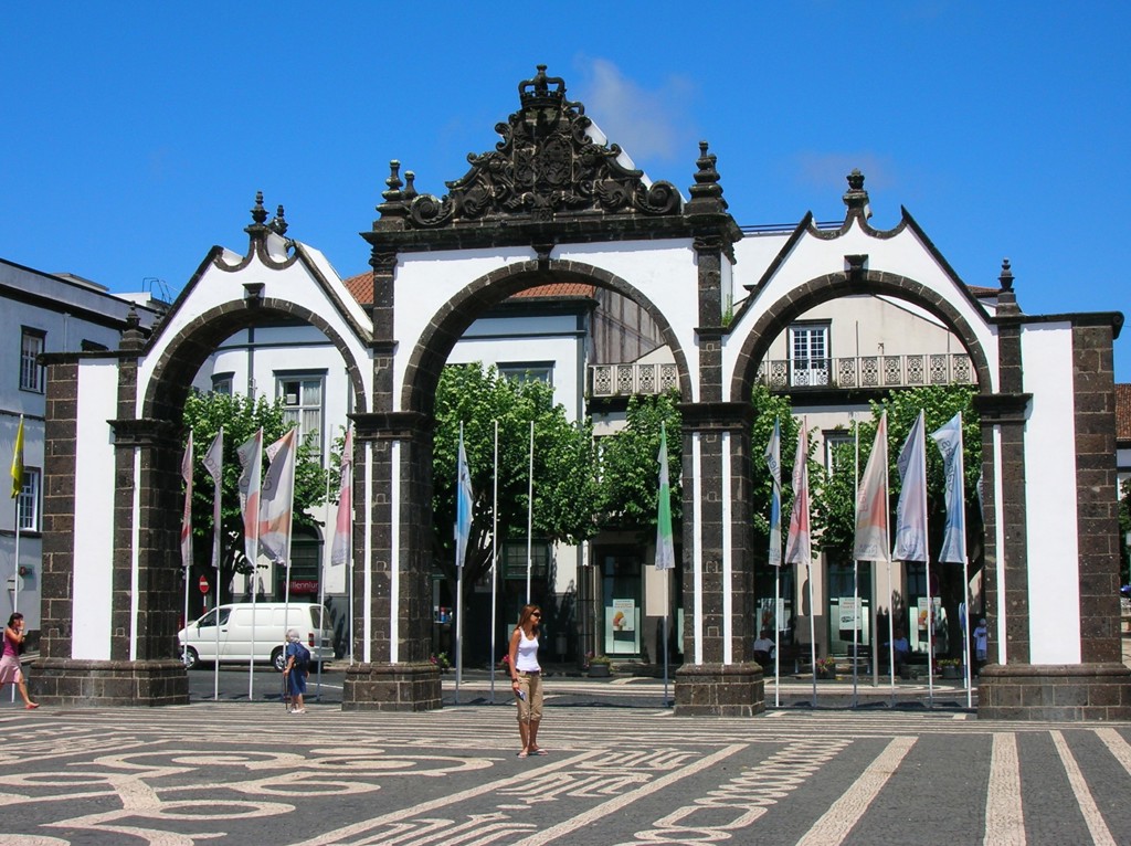Historische stadspoort Portas da Cidade op São Miguel, Azoren, met zwart-witte bogen op het plein.
