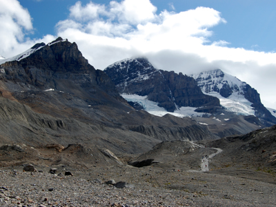 Wandeling over een rotsachtig gletsjerlandschap met besneeuwde bergtoppen in de Canadese Rockies tijdens Route Canada.