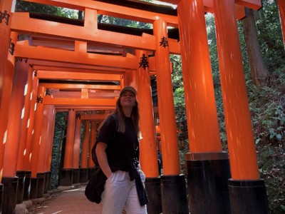 Reiziger onder de rode torii-poorten bij Fushimi Inari-taisha in Kyoto, Japan.
