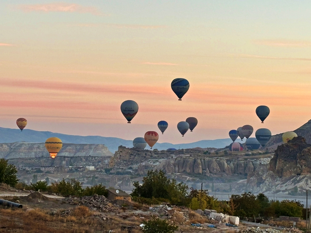 Luchtballonnen boven het rotslandschap van Cappadocië bij zonsopkomst, Turkije.