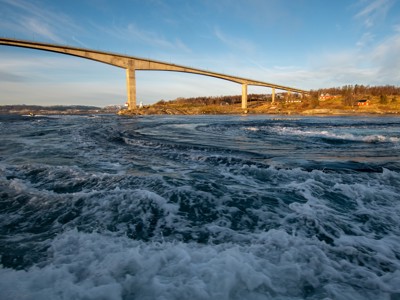 Brug over de sterke getijdenstroom Saltstraumen in Noorwegen, op de route naar de Lofoten.