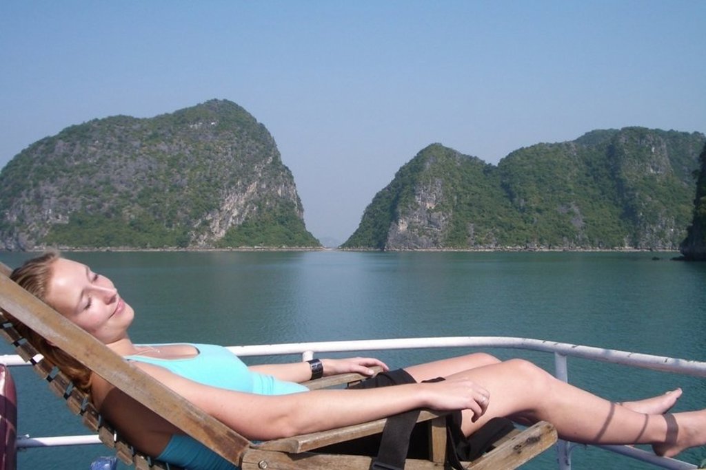 Gezin fietst door groene rijstvelden in Vietnam tijdens een familiereis.