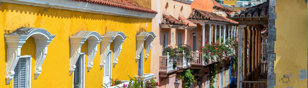 Kleurrijke gevels en balkons met bloemen in Cartagena, Colombia, tijdens een groepsrondreis.