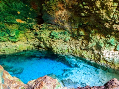 Turquoise bron in een rotsgrot op Zanzibar, Kenia, Tanzania en Zanzibar rondreis.