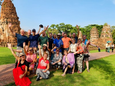 Groepsfoto bij de tempelruïnes van Ayutthaya tijdens de Route Thailand reis.