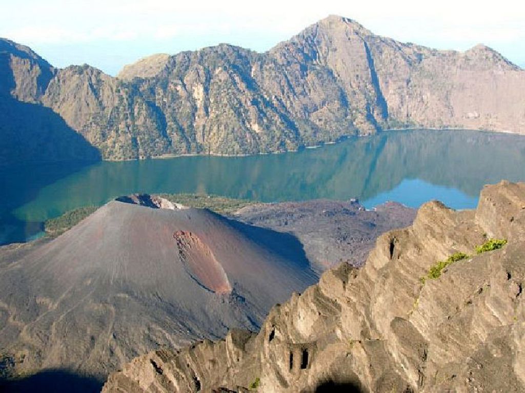 Kratervulkaan met azuurblauw kratermeer op Lombok, Kleine Sunda eilanden, Indonesië.