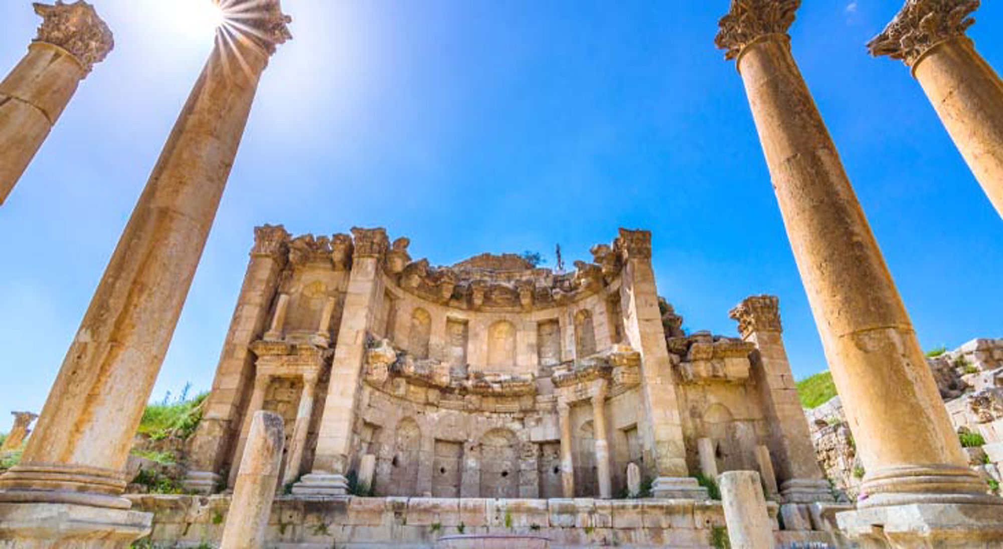 Zicht op de Romeinse ruïnes van Jerash, Jordanië, met zuilen en tempelresten.