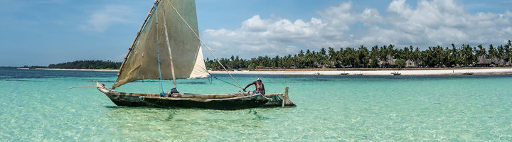 Traditionele dhow zeilboot op helder turquoise water bij Funzi eiland, Kenia.