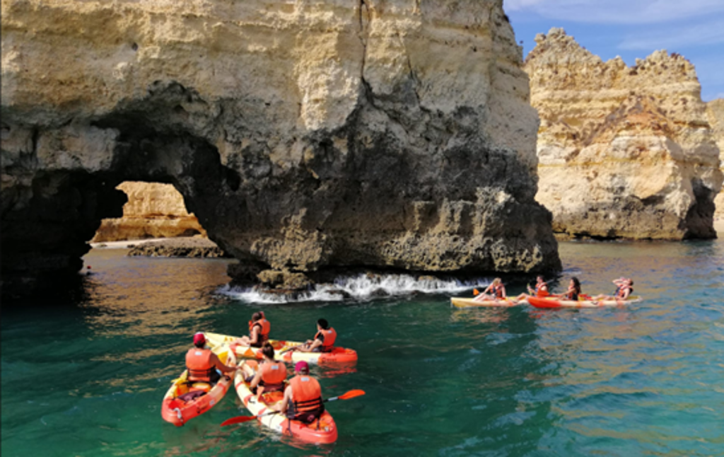 Kajakkers langs de rotskliffen en zeegrot aan de kust van Portugal tijdens een 22-35ers reis Madeira & Portugal.