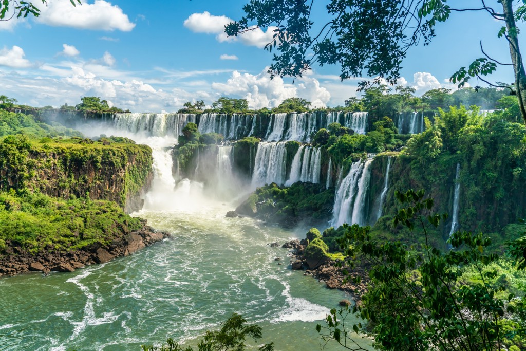 Panorama van de Iguazú-watervallen in Brazilië, omringd door tropisch groen en nevel.