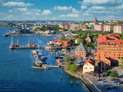 Uitzicht op de haven van Göteborg met jachthaven, kade en kleurrijke pakhuizen aan het water.