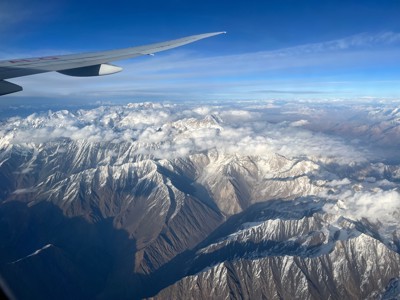 Uitzicht vanuit het vliegtuig op besneeuwde Himalaya-bergen tijdens de route Tibet en Nepal.