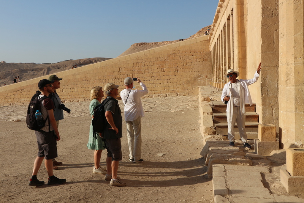 Gids geeft uitleg aan reisgroep bij een Egyptische tempel tijdens groepsrondreis Egypte.