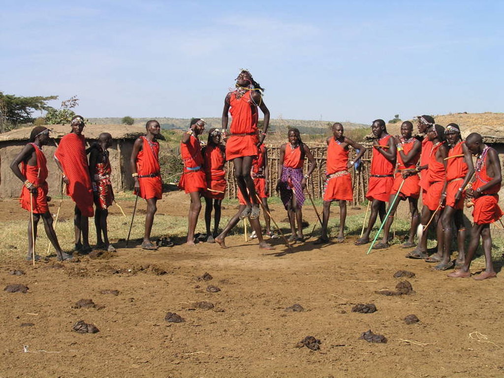 Masai-krijgers voeren een springdans uit in een dorp in Kenia tijdens de groepsrondreis Kenia, Tanzania en Zanzibar.