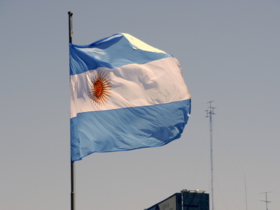 Argentijnse vlag wappert in de wind tijdens de Route Patagonië.