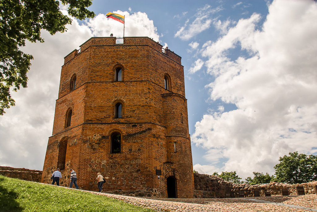 Gediminastoren in Vilnius met Litouwse vlag, bezocht tijdens groepsrondreis Estland, Letland en Litouwen.