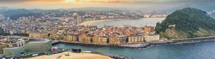 Panoramisch uitzicht op San Sebastian met La Concha-baai en de groene Monte Urgull aan zee.