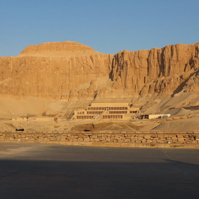 Tempel van Hatsjepsoet bij Luxor, tegen de rotswand in de Vallei der Koningen in Egypte.