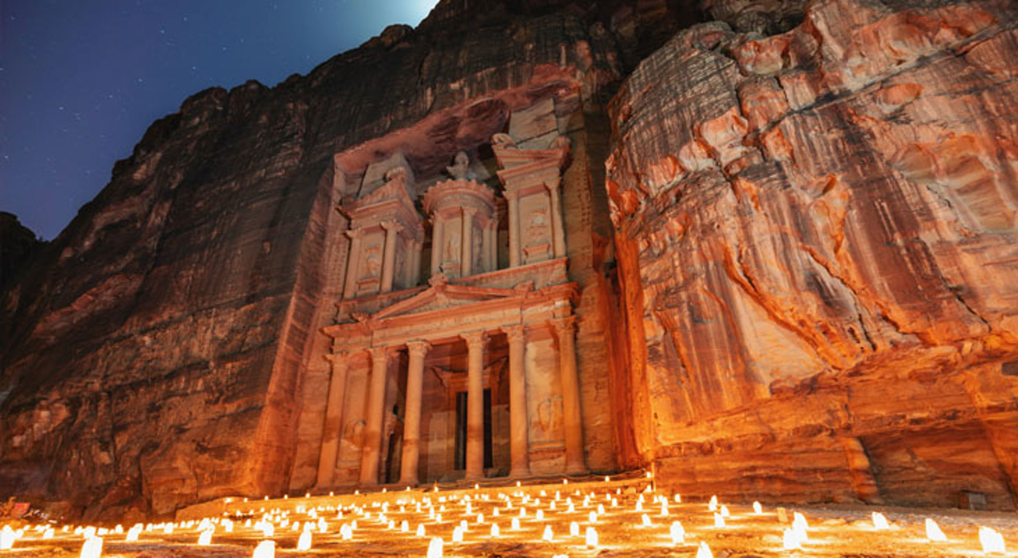De Schatkamer (Al-Khazneh) in Petra, Jordanië, verlicht met kaarsen tijdens Petra by Night.