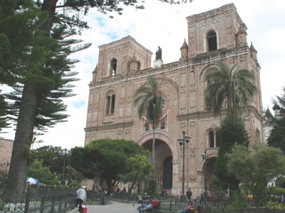 Kathedraal van de Onbevlekte Ontvangenis in Cuenca, Ecuador, met palmbomen en plein.
