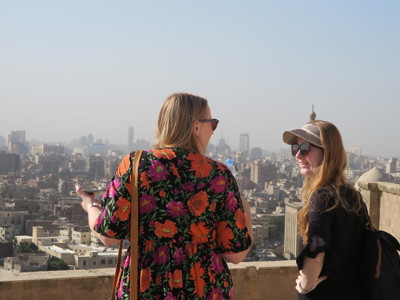 Reizigers genieten van het uitzicht over Caïro tijdens dag 1 van de Route Egypte.
