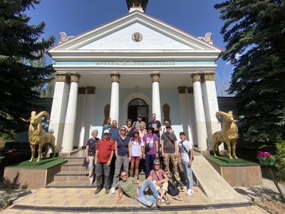 Reisgroep bij de ingang van het Przjevalski-museum in Karakol, Kirgistan.