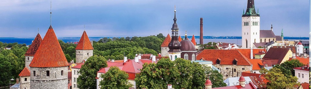 Skyline van Tallinn met middeleeuwse stadsmuren en kerktorens, Estland.