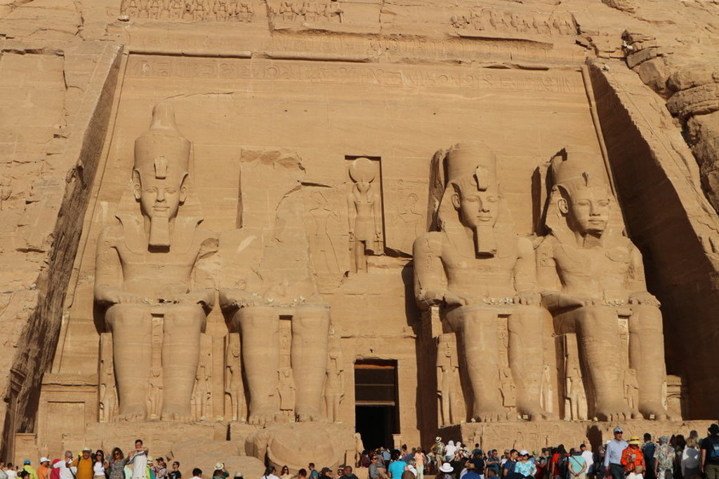 Tempel van Abu Simbel met kolossale beelden van Ramses II tijdens de groepsrondreis Egypte Hoogtepunten.