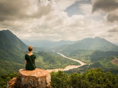 Uitzicht over de Mekong en groene bergen bij Luang Prabang, Laos.