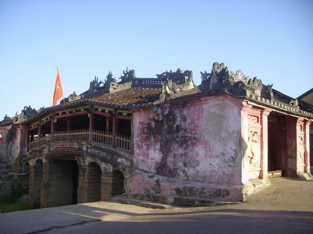 Oude Japanse brug met tempelpoort in Hoi An, Vietnam, tijdens een groepsrondreis Vietnam.