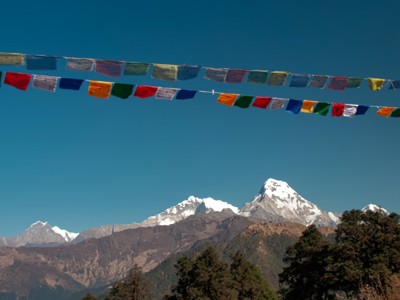 Gebedsvlaggen met uitzicht op de besneeuwde Annapurna in de Himalaya, Nepal.