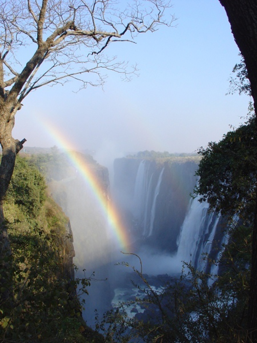Regenboog boven de Victoriawatervallen tijdens groepsrondreis Zuidelijk Afrika Hoogtepunten.