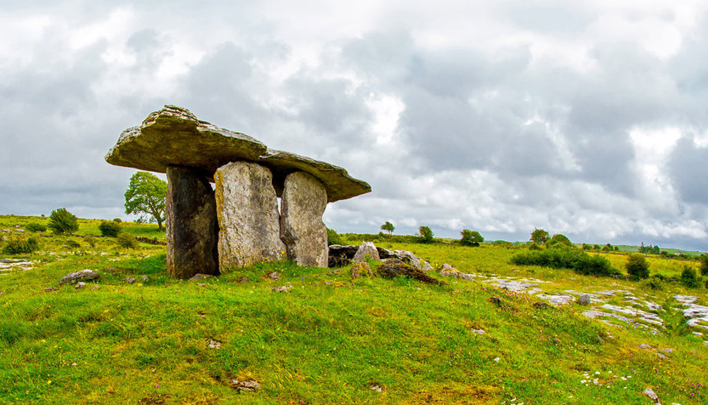 Prehistorisch hunebed Poulnabrone Dolmen in het groene landschap van Ierland, tijdens groepsrondreis Noord-Ierland & Ierland.