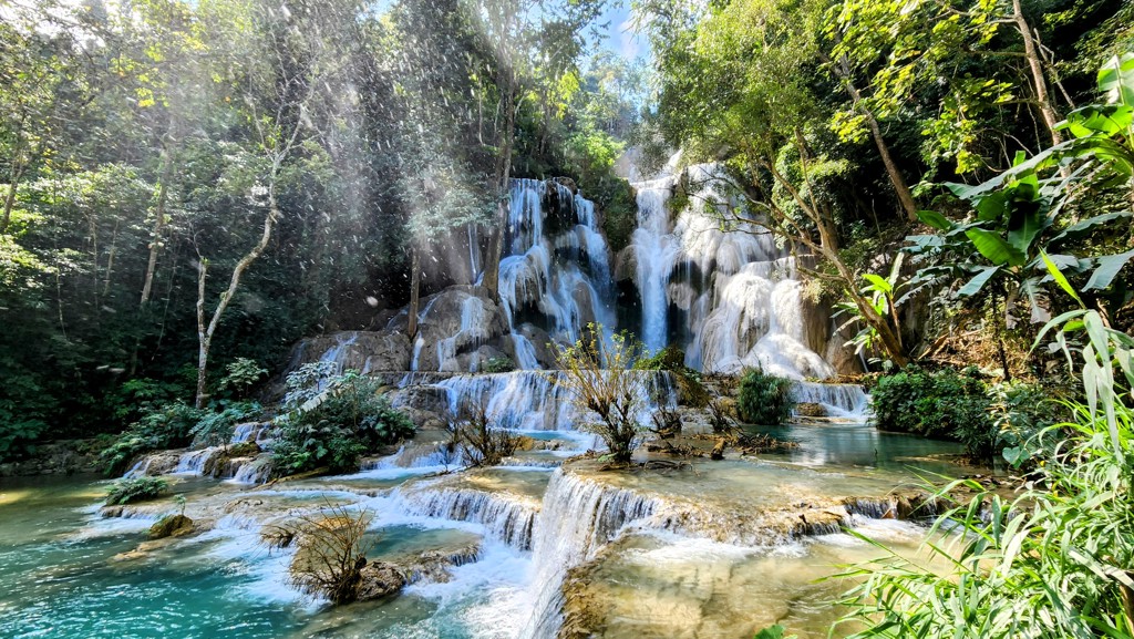 Waterval in de jungle van Laos tijdens een groepsrondreis Laos & Cambodja.