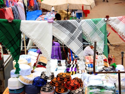 Kleurrijke doeken en geborduurde hoofddeksels te koop op een markt in India tijdens de Route India.