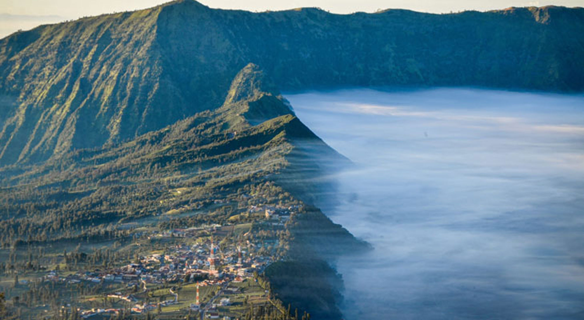 Uitzicht op de Bromo-caldera met mist en bergkammen in Oost-Java, Indonesië.