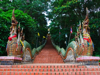 Trap naar een Thaise tempel met kleurrijke naga-slangen langs de leuning, op de Route Thailand.