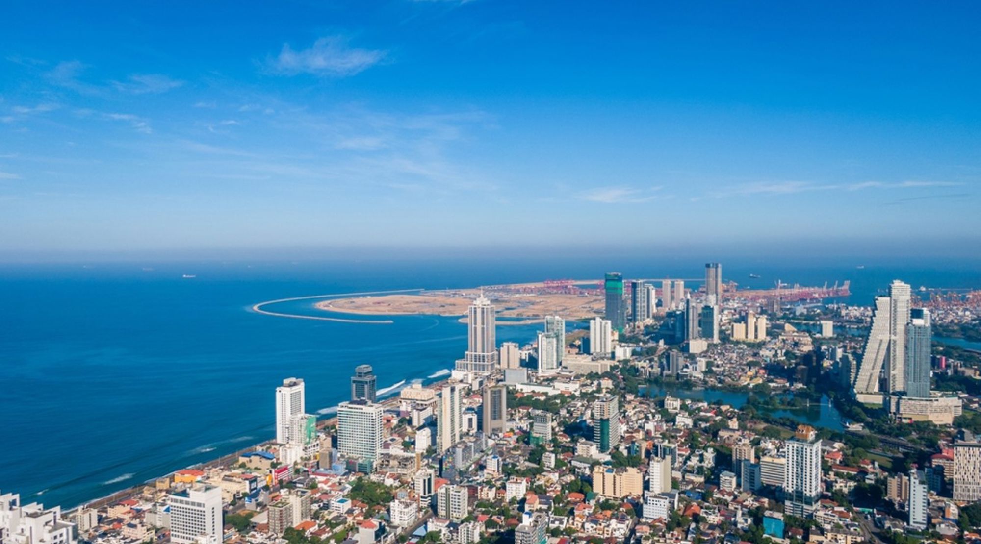 Skyline van Colombo met kustlijn en oceaan, Sri Lanka.