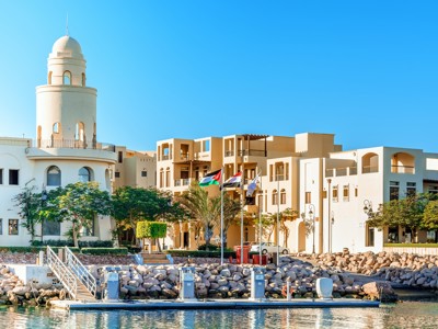 Haven van Aqaba in Jordanië met witte toren en hotels aan het water.